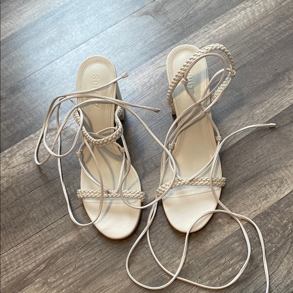 Maxima Block Heel in Pearl
SCHUTZ
Color: Pearl - Picture 5 of 9